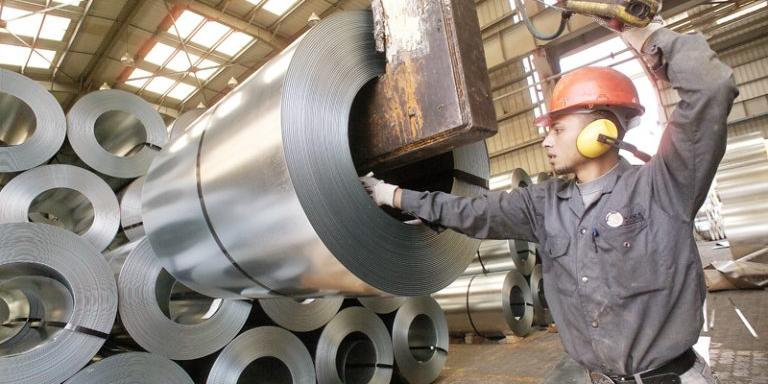 Egypt : Iron, steel workers protest over ‘unilateral’ factories closure in Egypt